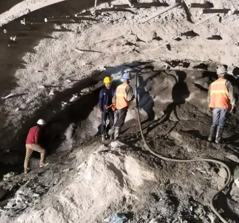 南开乡隧道拱顶带模注浆料，微膨胀注浆料的特点及施工工艺